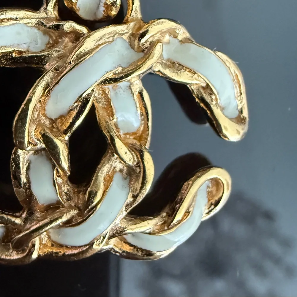 LOT 2097 24K gold plated CHANEL vintage white enamel chain necklace